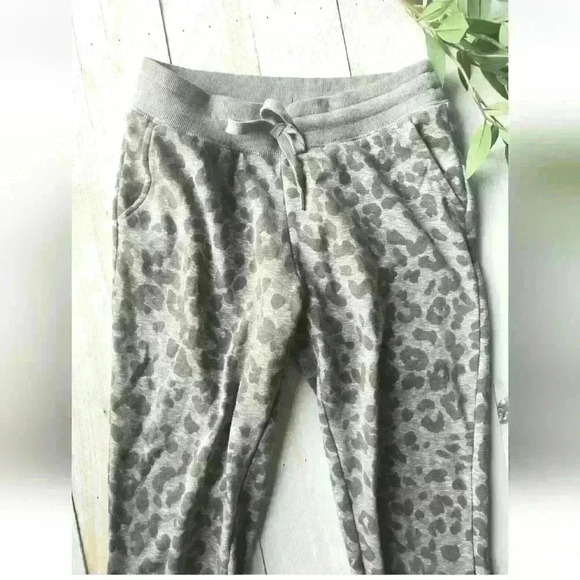 Old Navy Leopard Print Gray Mid Rise Street Jogger Drawstring Sweats Size XS - Picture 2 of 7